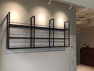 工業風壁掛展示架 - 店面展示架 ・ 黑鐵格柵燈光